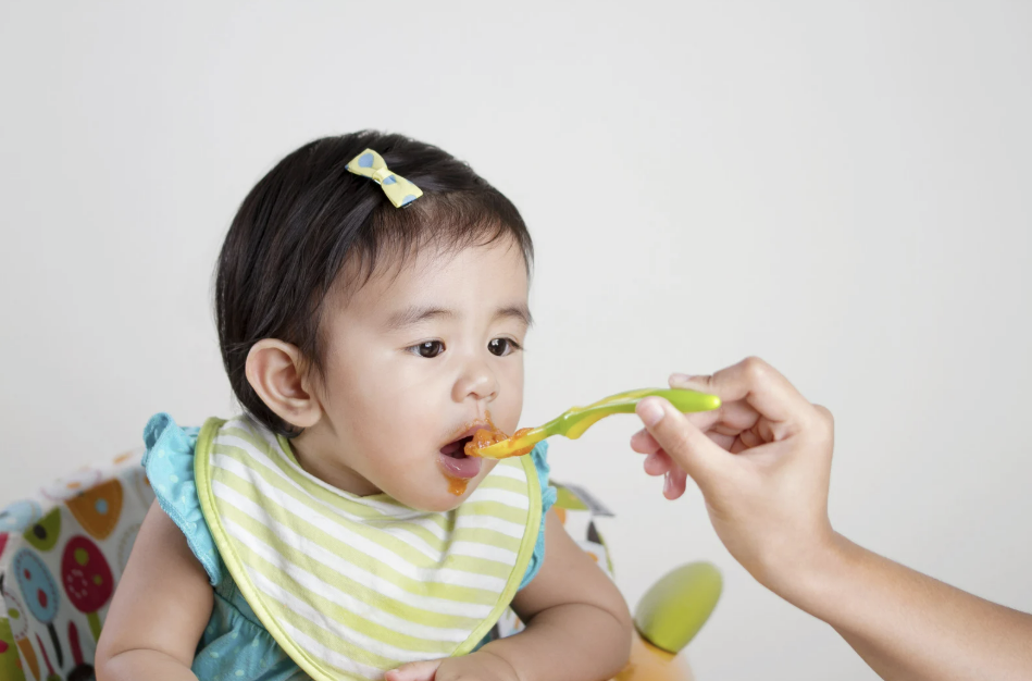 MPASI naik tekstur, tanda bayi siap makan kasar, cara naik tekstur MPASI, MPASI finger food, perkembangan makan bayi, Bunda, si Kecil